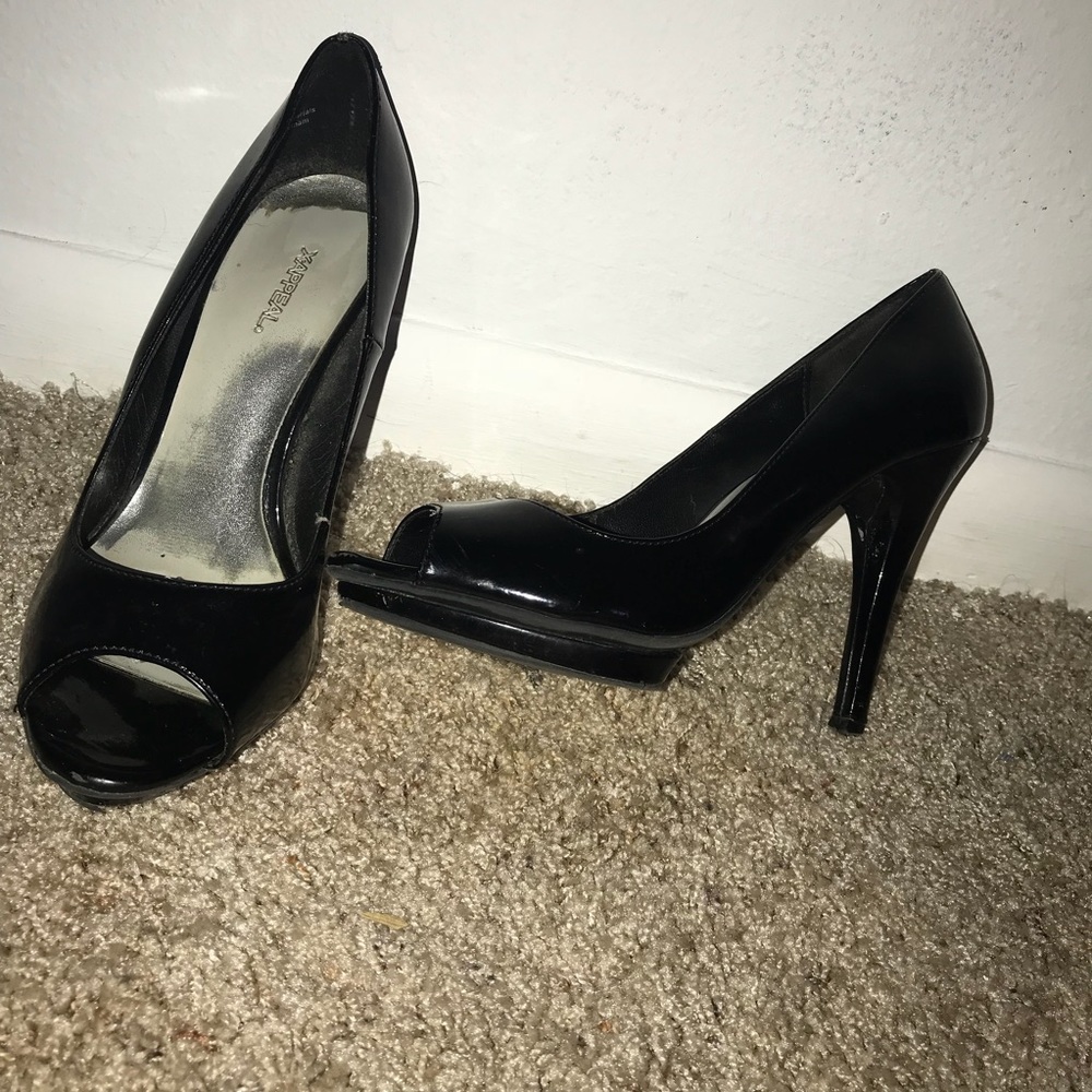 black peep toe heels